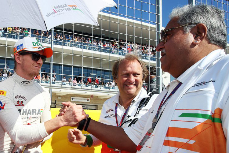 Nico Hülkenberg (links) mit Force-India-Teamchef Vijay Mallya (rechts)
