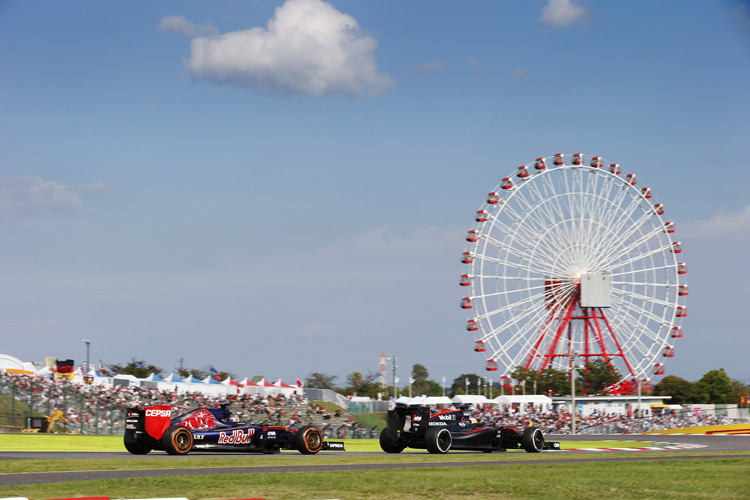 Fernando Alonso vor Max Verstappen