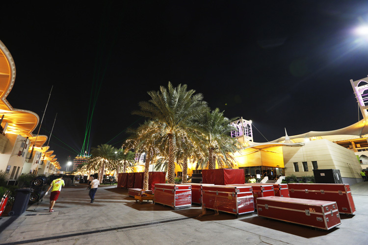 Schon Montagnacht standen die ersten Kisten im Fahrerlager von Bahrain