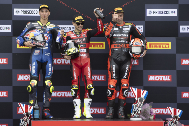 Podium in Donington, Lauf 2: Razgatlioglu, Bautista und Petrucci (v.l.)