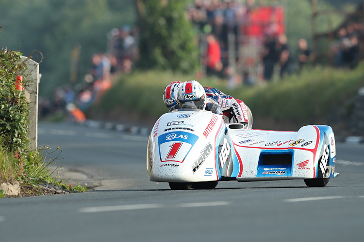 Ben und Tom Birchall feiern einen weiteren Sieg bei der Tourist Trophy