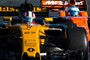 Nico Hülkenberg im Renault vor Fernando Alonso im McLaren