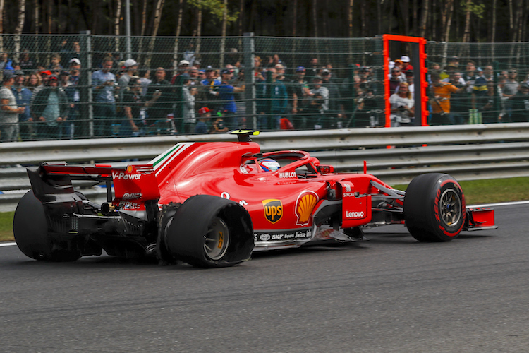 Kimi Räikkönen musste wegen seines Reifenschadens eine ganze Runde im Schleichgang zurücklegen