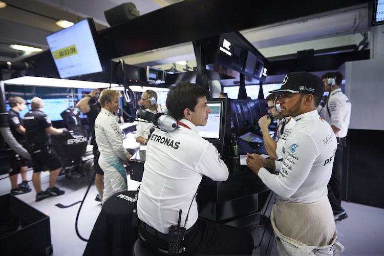 Nico Rosberg, Toto Wolff und Lewis Hamilton in der Mercedes-Box