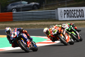 In Donington und Most ein Sinnbild: Razgatlioglu vor Bautista und Rea)