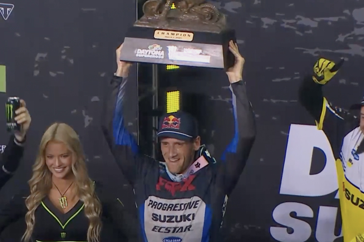 Ken Roczen mit der Trophäe des Siegers in Daytona