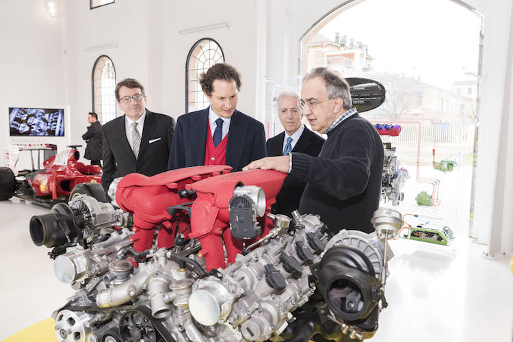 Ferrari-Chef Sergio Marchionne (rechts) im Firmenmuseum