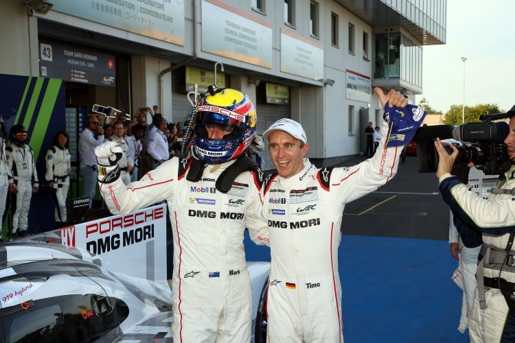Sieger am Nürburgring 2015: Mark Webber (li.) und Timo Bernhard gewannen zusammen mit Brendon Hartley im Porsche 919 Hybrid