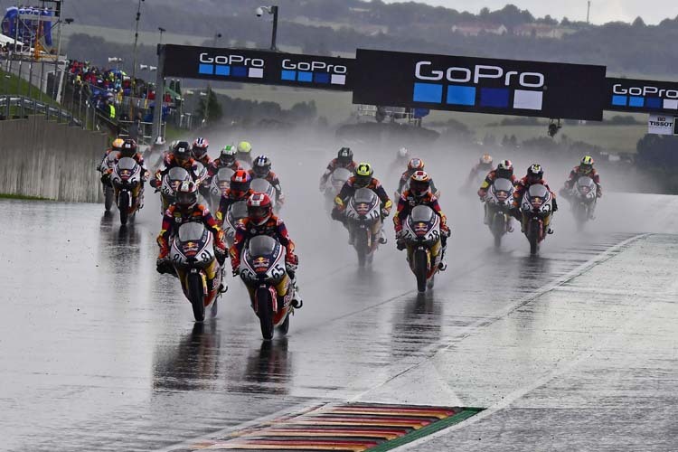 Fast Hochwasser nach dem Start: Die 25 Red Bull-Rookies pflügen durch die Pfützen