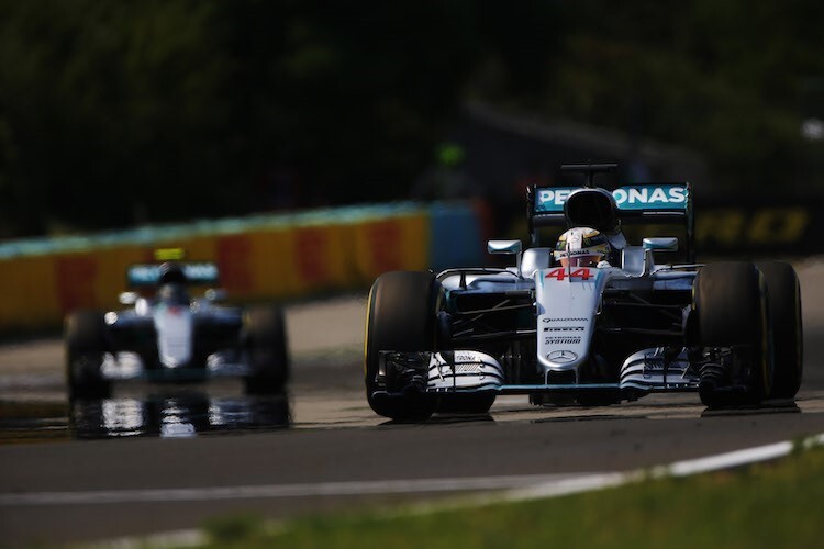 Nico Rosberg (hinten) muss in der Nähe von Lewis Hamilton bleiben