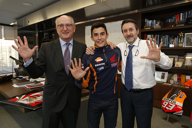 Repsol-Präsident Antonio Brufau, Marc Márquez und CEO Josu Jon Imaz