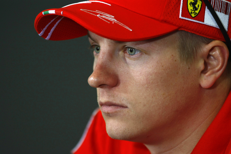 Kimi Räikkönen macht sich Gedanken
