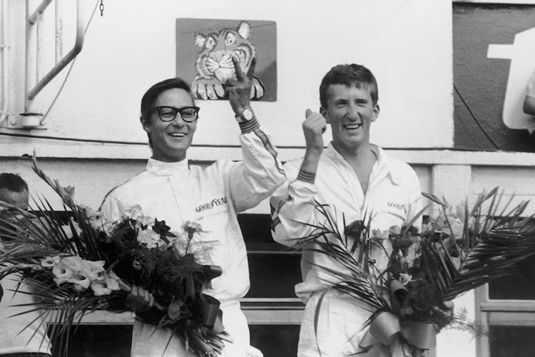Masten Gregory und Jochen Rindt nach ihrem Triumph in Le Mans 1965