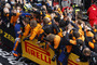 Lando Norris wird von seiner McLaren-Truppe gefeiert
