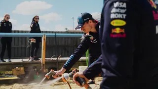 F1 2024 Red Bull Racing - Max und Checo zerstören eine Sandskulptur