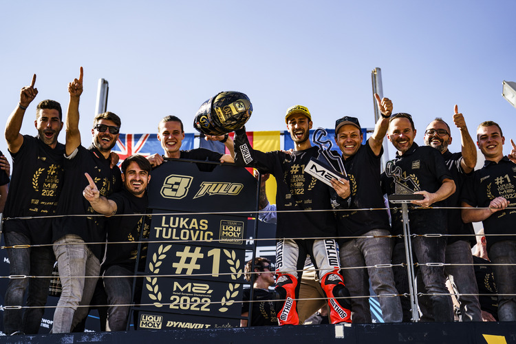 Lukas Tulovic und sein Team beim Titelgewinn in Aragón