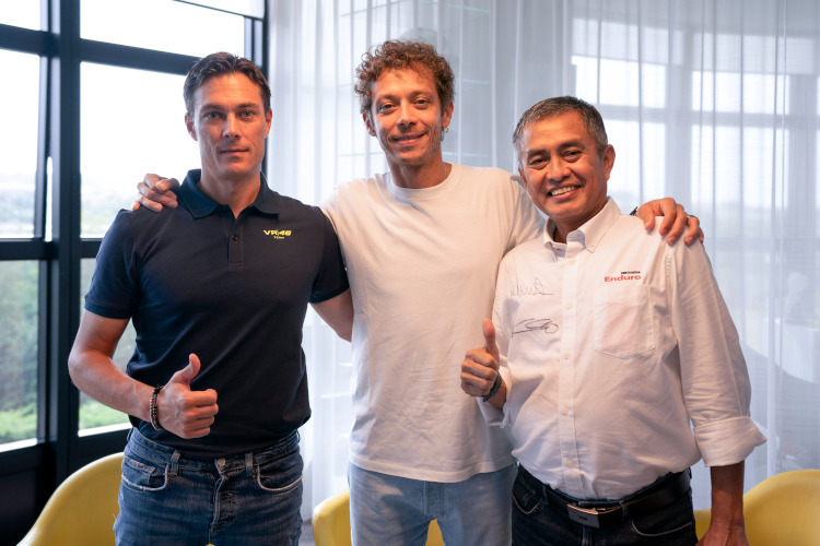 Gianluca Falcioni, Valentino Rossi et le président de Pertamina, Werry Prayogi