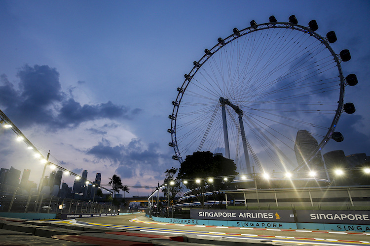 Das Riesenrad Singapur Flyer bei der Strassenrennstrecke