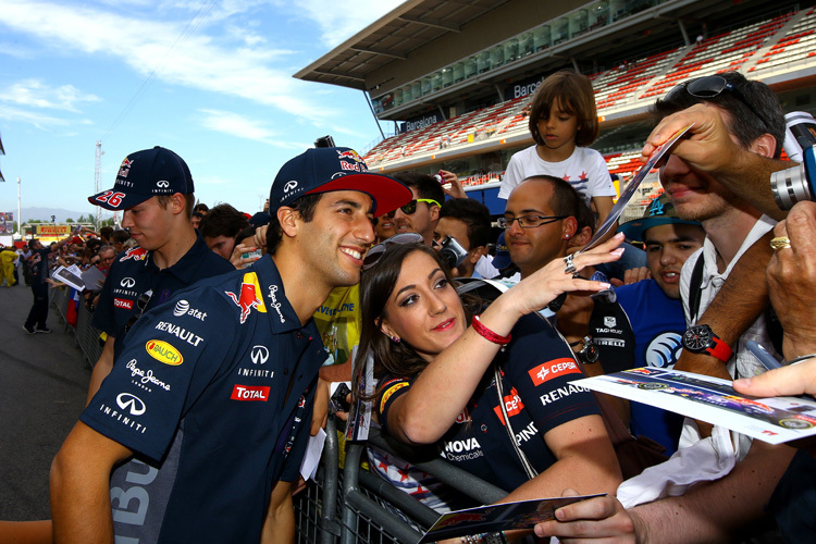 Trotz Motor-Sorgen lächelt Daniel Ricciardo in Barcelona für die Fans