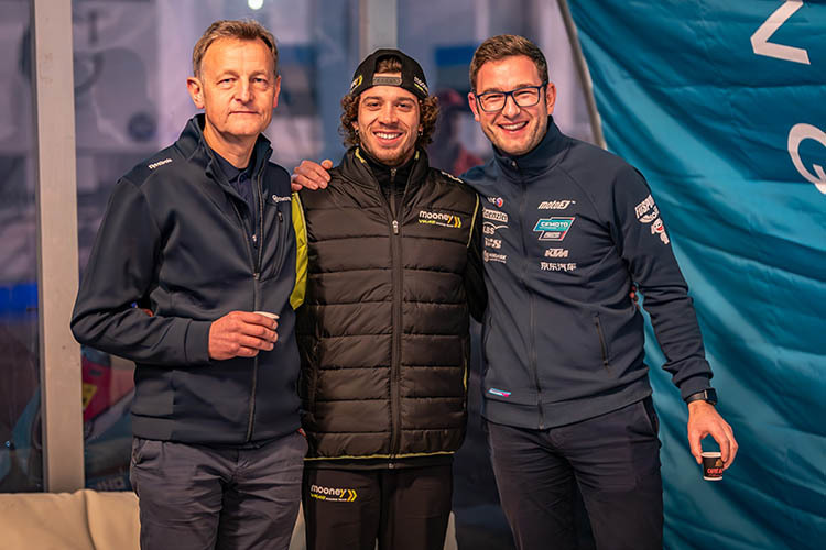Wiedersehen beim Valencia-GP 2023: Ingo Prüstel (links) mit Marco Bezzecchi, rechts Florian Prüstel 
