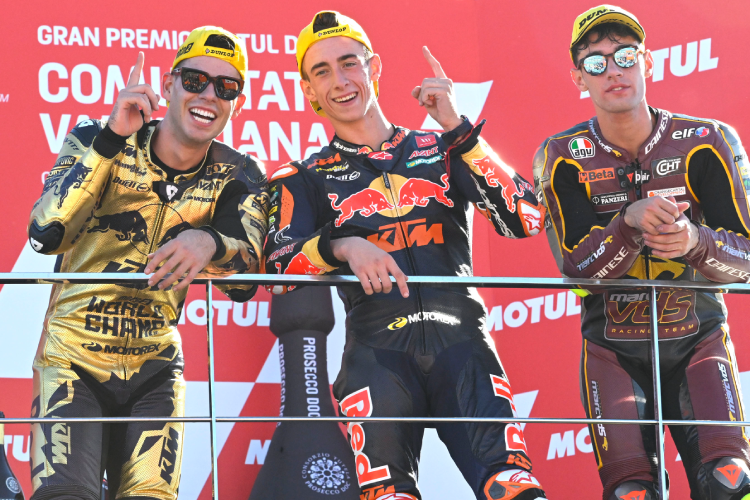 Valencia-Sieger Pedro Acosta mit Moto2-Weltmeister Augusto Fernández (li.) und Tony Arbolino (re.)