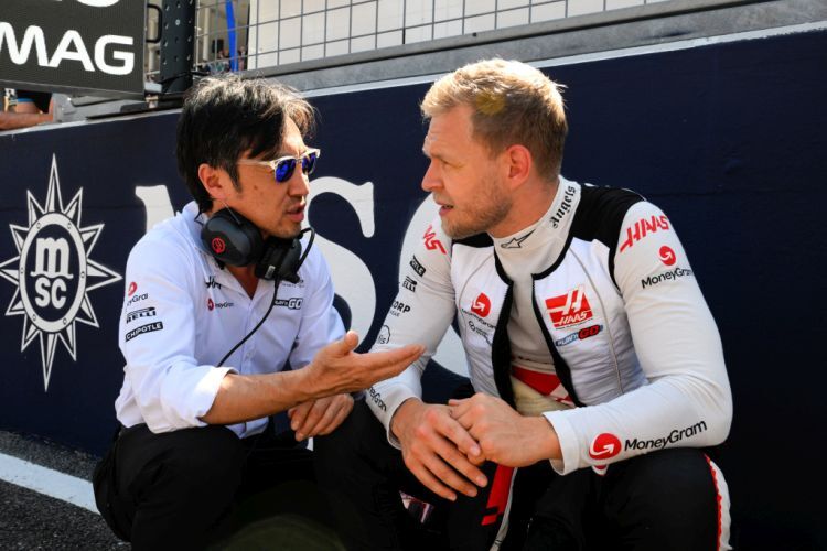 Teamchef Ayao Komatsu (l.) und Haas-Pilot Kevin Magnussen 