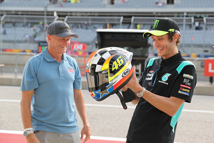 Von Legende zu Legende: Kevin Schwantz schenkt Valentino Rossi einen Helm im Sonder-Design.