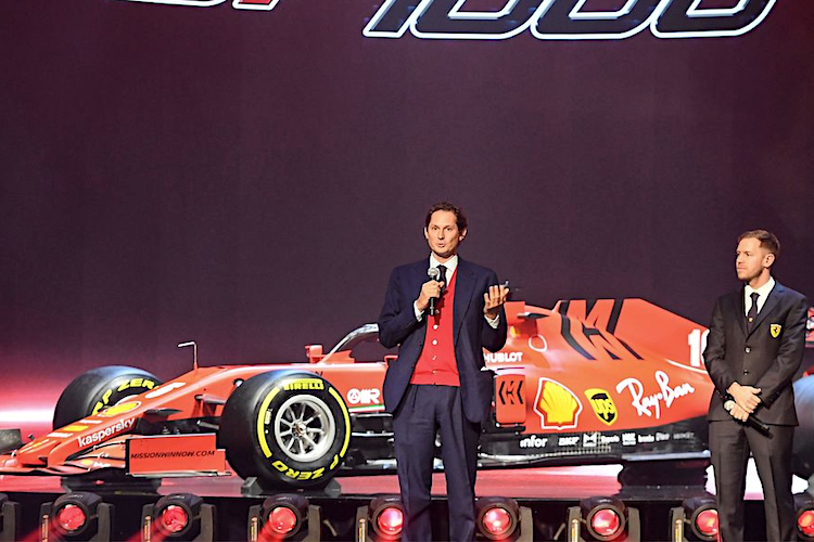 Ferrari-Präsident John Elkann bei der Präsentation des SF1000. Ob Sebastian Vettel rechts schon an einen Namen denkt?
