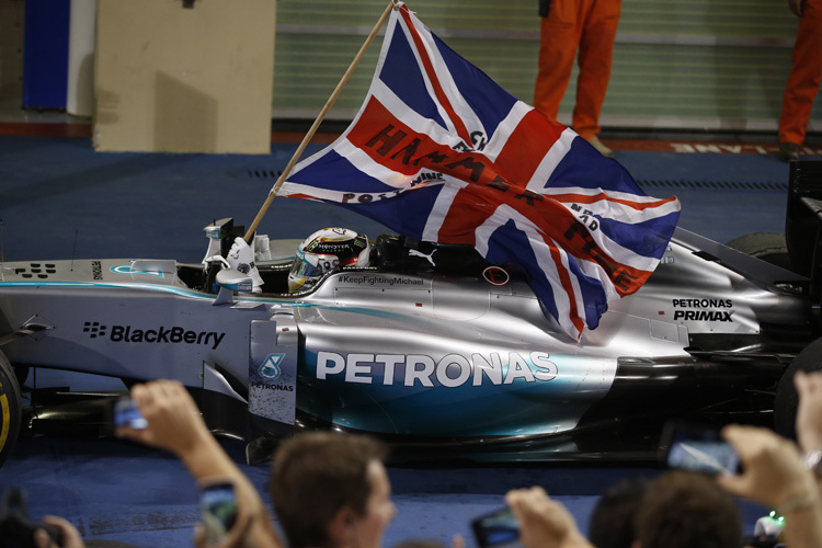 Lewis Hamilton in Abu Dhabi mit Union Jack