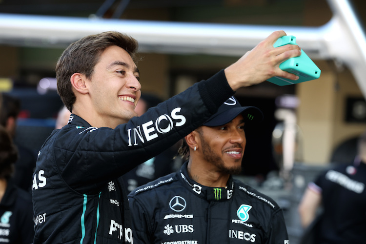 George Russell und Lewis Hamilton dürfen sich freuen, das Team hat den Motor des neuen Silberpfeils zum ersten Mal angelassen