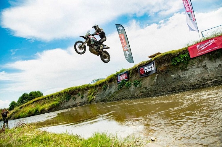 Was andere mit der Motocross-Maschine überspringen, überfliegt Pol Tarres mit der Reise-Enduro