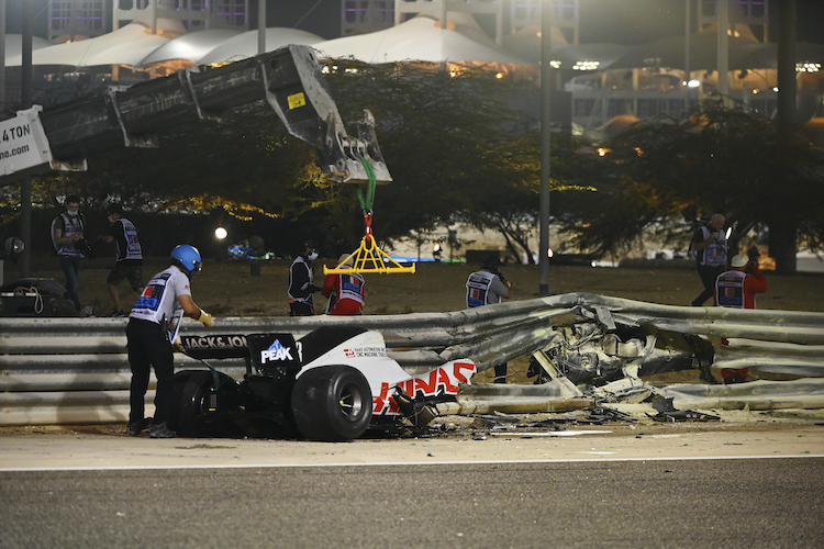 Das Auto von Romain Grosjean brach auseinander, ein Teil bohrte sich in die Streckenbegrenzung  