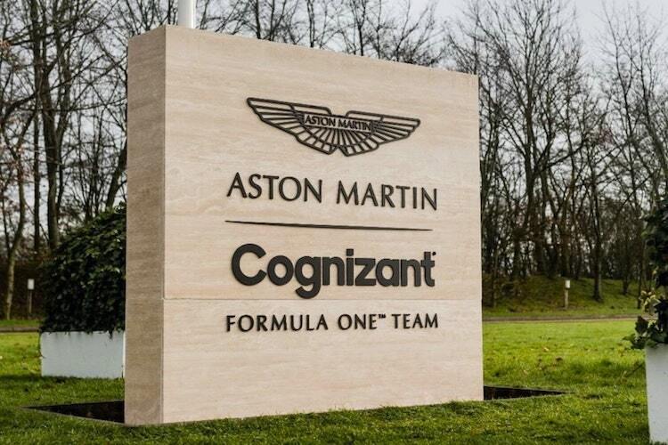 Am Haupteingang des Rennwagenwerks von Aston Martin