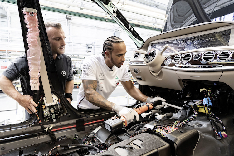 Lewis Hamilton im Mercedes-Werk von Sindelfingen