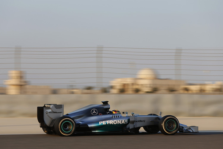 Lewis Hamilton hastet durch die Wüste von Sakhir: Bestzeit