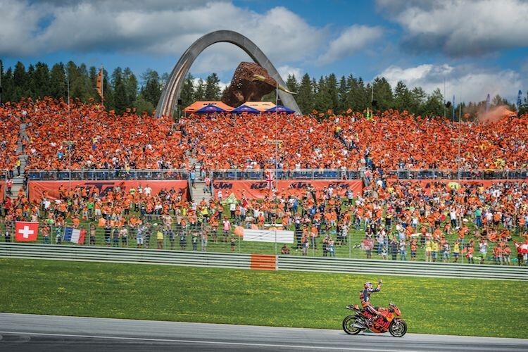 Das Herz der «Orange Family»: Die KTM-Tribüne am Red Bull Ring