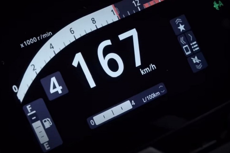 Das grüne Symbol rechts oben zeigt an: Im Automatik-Modus 167 km/h im 4. Gang bei 10.000/min