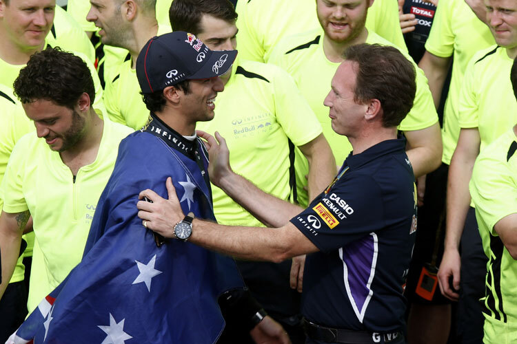 Daniel Ricciardo feiert mit Christian Horner seinen ersten Formel-1-Sieg
