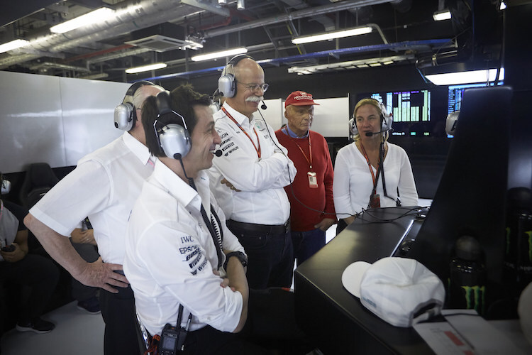 Mercedes-Motorsportdirektor Toto Wolff freute sich mit Mercedes-Oberhaupt Dr. Dieter Zetsche und Niki Lauda über den Sieg von Valtteri Bottas