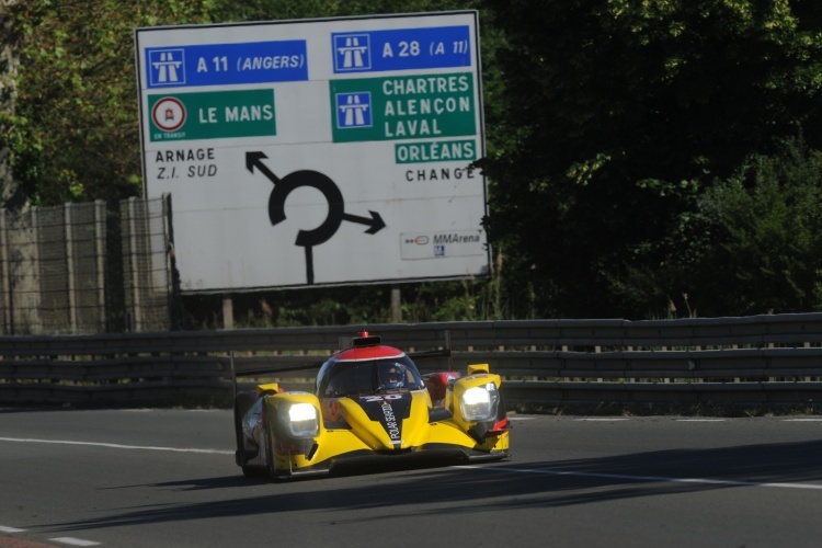 Ein Oreca 07 aus der LMP2-Klasse auf der Strecke in Le Mans