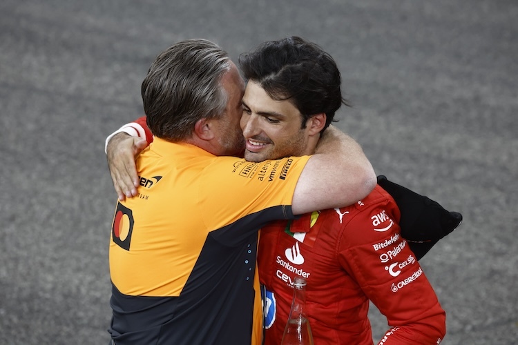 Carlos Sainz gratuliert McLaren-CEO Zak Brown zum Gewinn des Konstrukteurs-Pokals