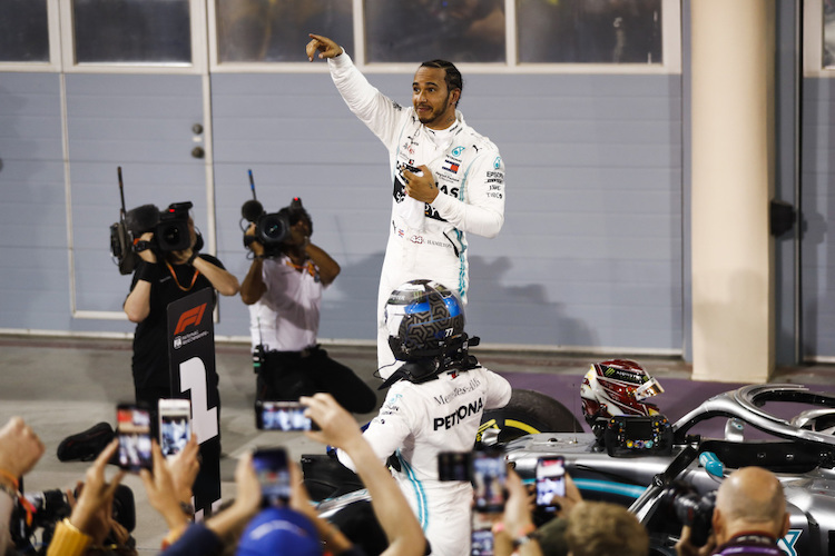 Lewis Hamilton gewinnt das Rennen