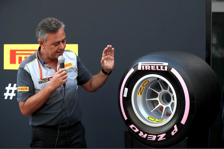 Pirelli-Rennchef Mario Isola mit dem hyperweichen Reifen, der weichsten Mischung im Angebot