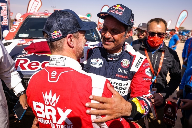 Sieger Nasser Al-Attiyah umarmt den Zweiten Sébastien Loeb