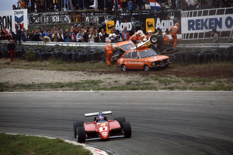 Zandvoort 1982: Vorne übersteuert der Ferrari von Patrick Tambay in der Tarzan-Kurve, hinten hat René Arnoux andere Probleme