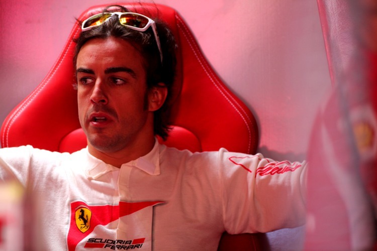 Alonso verschwindet in der roten Ecke