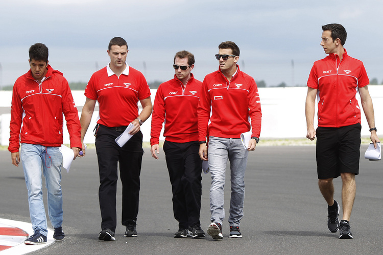 Das Marussia-Team bei der Streckenbesichtigung
