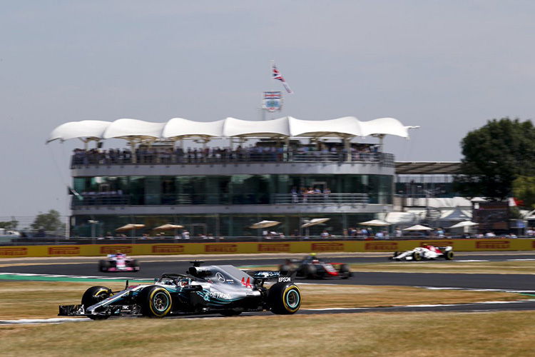 Lewis Hamilton auf dem Weg zur Silverstone-Pole