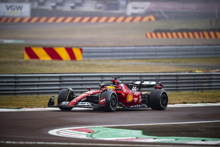 Premiere in Rot: Der siebenfache Champion rückte am Mittwoch auf dem Fiorano-Rundkurs in einem Ferrari von 2023 aus