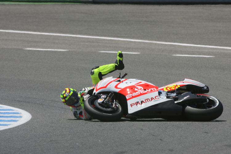 Der Rennsturz: Iannone rutschte übers Vorderrad weg